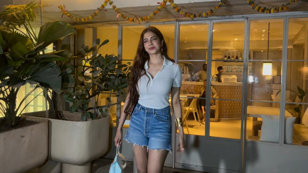 malavika-mohanan-was-spotted-outside-a-restaurant-in-bandra